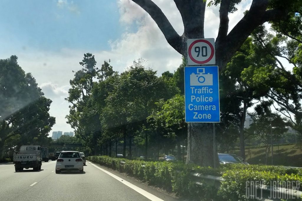 シンガポールで免許を取得-Traffic camera sign