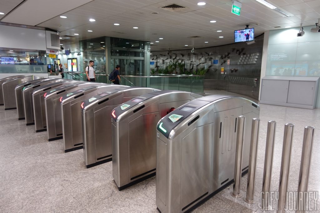 EZ-Linkカードをタッチして入る駅の改札-シンガポール