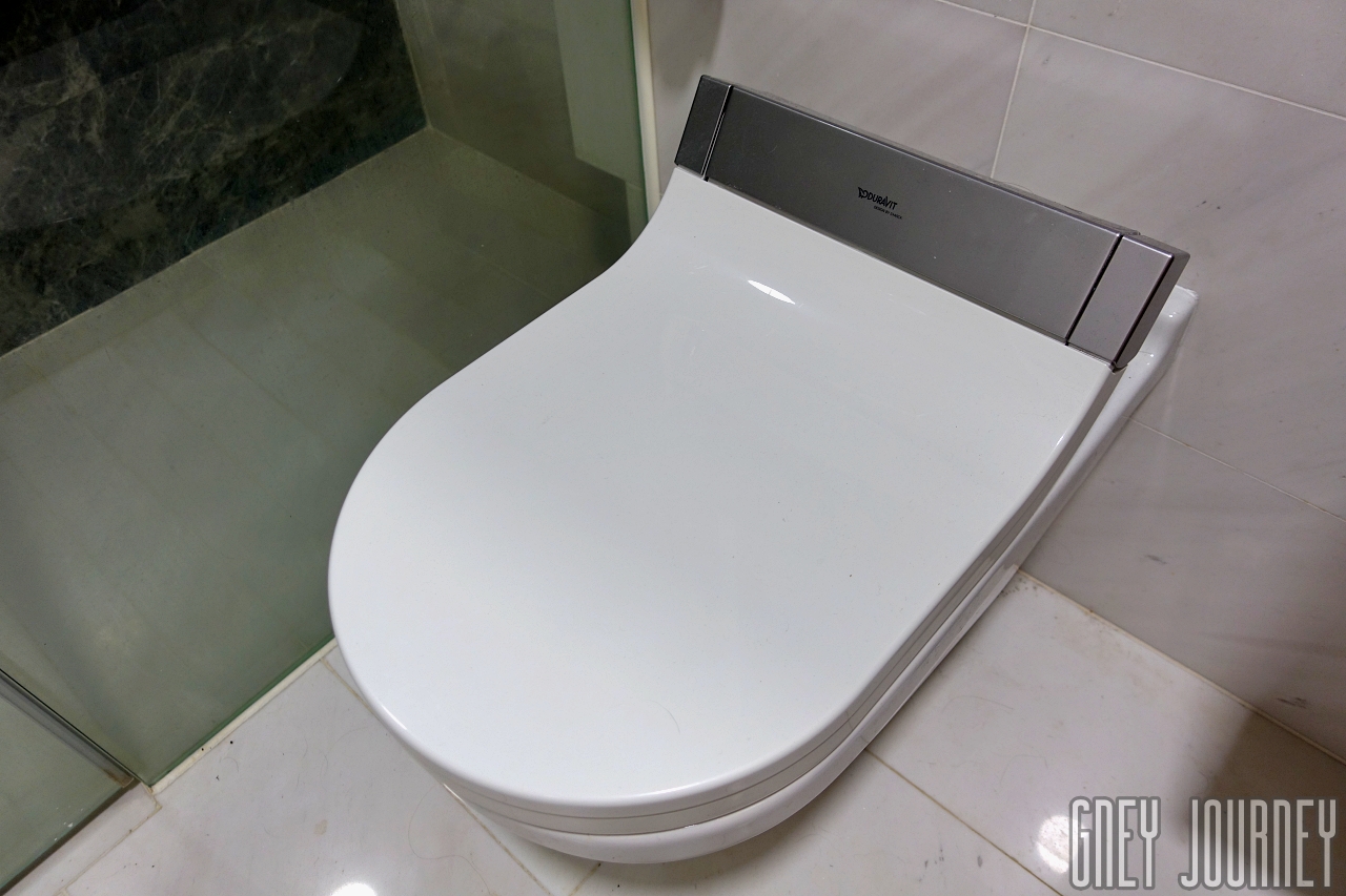 シンガポールのコンドミニアムのウォシュレット付きトイレ