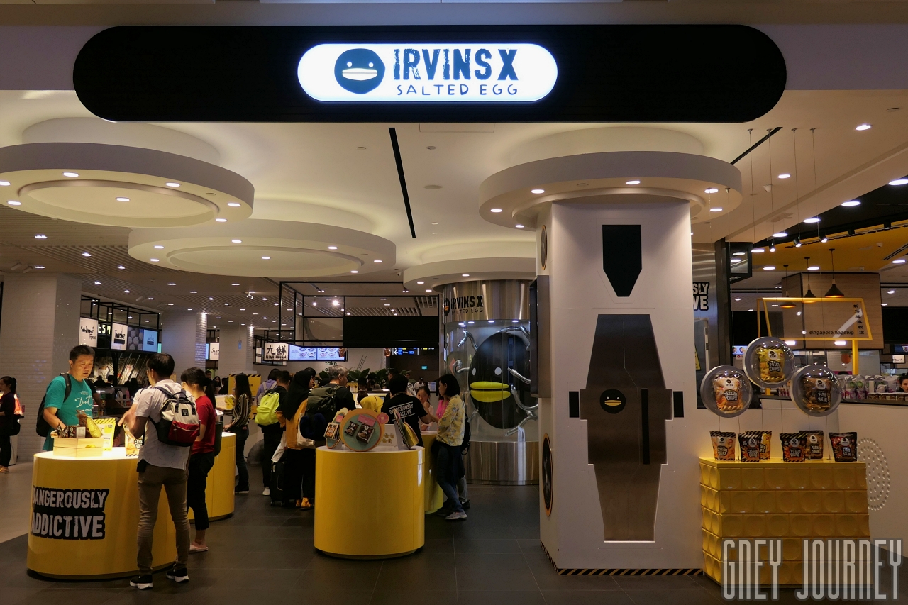シンガポールで人気のおみやげを買う人々 - IRVINS Salted Egg